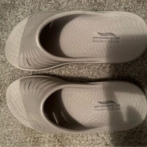 Skechers Cream Quilted Slide Sandals